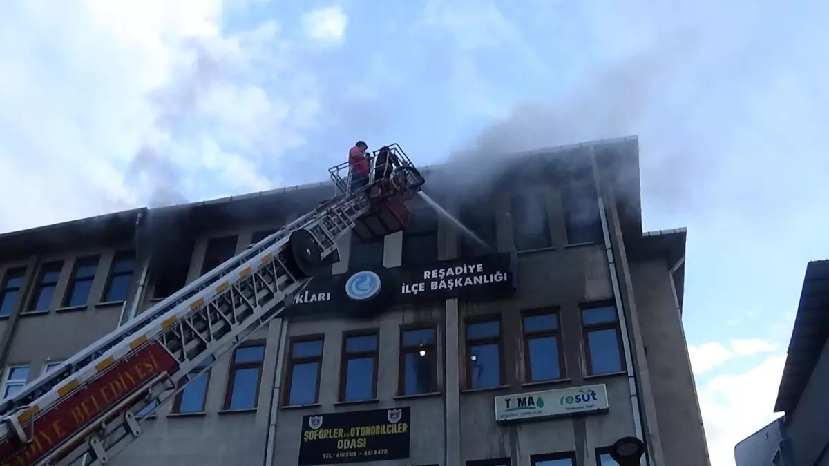 Son dakika haber... Reşadiye Ülkü Ocakları binasında yangın