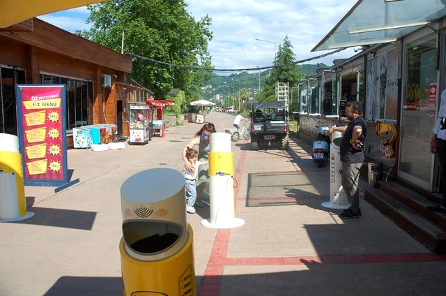Rize sahilinde gezenlere 'Dezenfektan' kullanma zorunluluğu Rize sahilinde gezenlere 'Dezenfektan' kullanma zorunluluğu