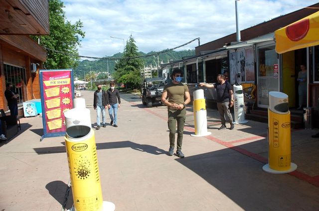 Rize sahilinde gezenlere 'Dezenfektan' kullanma zorunluluğu Rize sahilinde gezenlere 'Dezenfektan' kullanma zorunluluğu