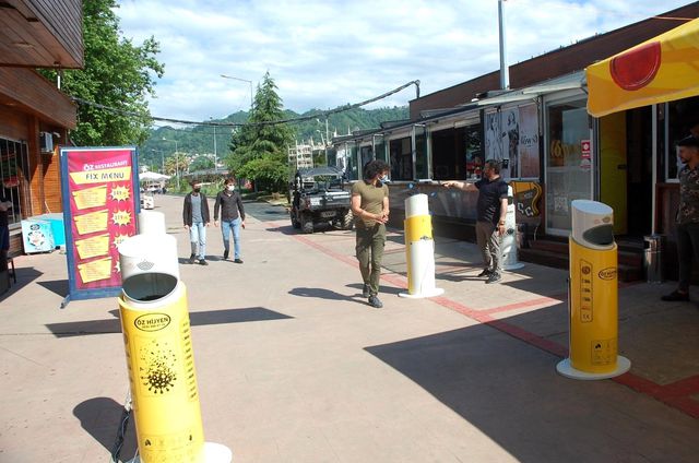 Rize sahilinde gezenlere 'Dezenfektan' kullanma zorunluluğu Rize sahilinde gezenlere 'Dezenfektan' kullanma zorunluluğu