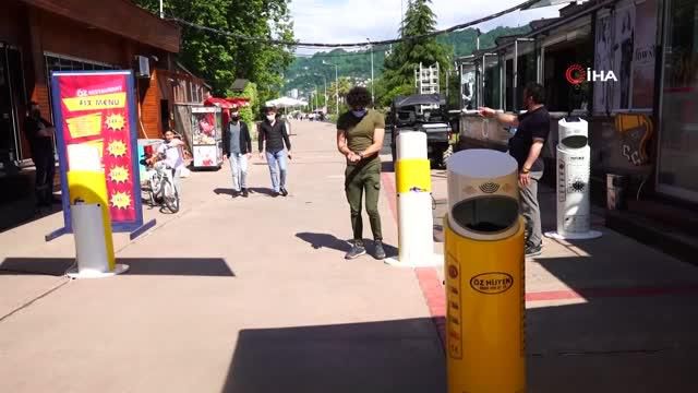 Rize sahilinde gezenlere 'Dezenfektan' uyarısı Rize sahilinde gezenlere 'Dezenfektan' uyarısı