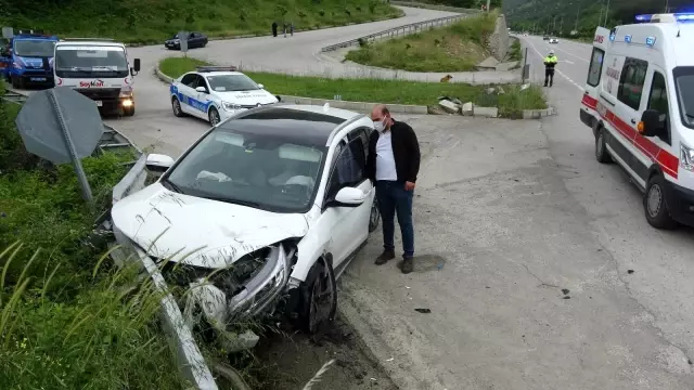 Samsun'da otomobil bariyere çarptı: 2 yaralı Samsun'da otomobil bariyere çarptı: 2 yaralı