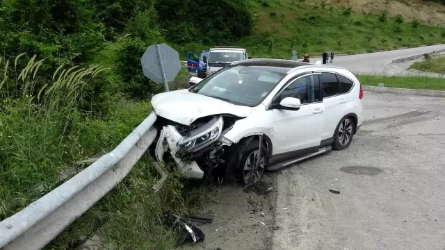 Samsun'da otomobil bariyere çarptı: 2 yaralı Samsun'da otomobil bariyere çarptı: 2 yaralı