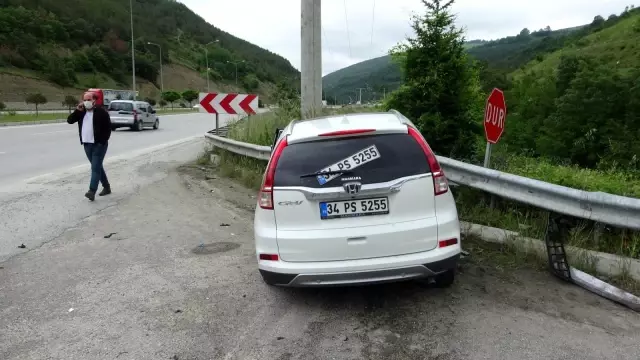 Samsun'da otomobil bariyere çarptı: 2 yaralı Samsun'da otomobil bariyere çarptı: 2 yaralı