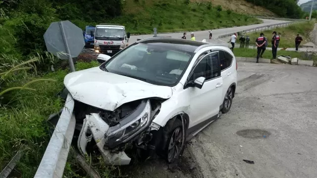 Samsun'da otomobil bariyere çarptı: 2 yaralı Samsun'da otomobil bariyere çarptı: 2 yaralı