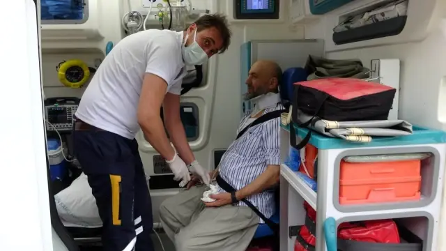 Samsun'da otomobil bariyere çarptı: 2 yaralı Samsun'da otomobil bariyere çarptı: 2 yaralı