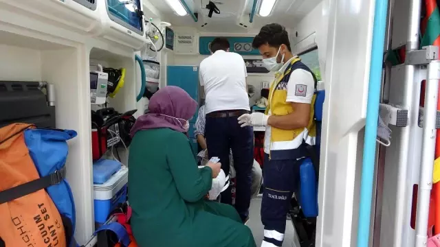 Samsun'da otomobil bariyere çarptı: 2 yaralı Samsun'da otomobil bariyere çarptı: 2 yaralı
