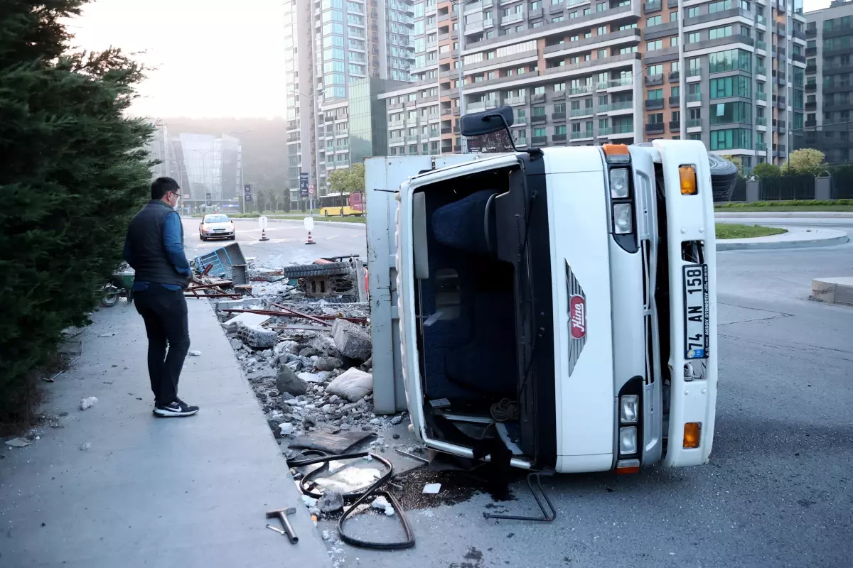 Sarıyer'de devrilen kamyonetteki 2 kişi yaralandı