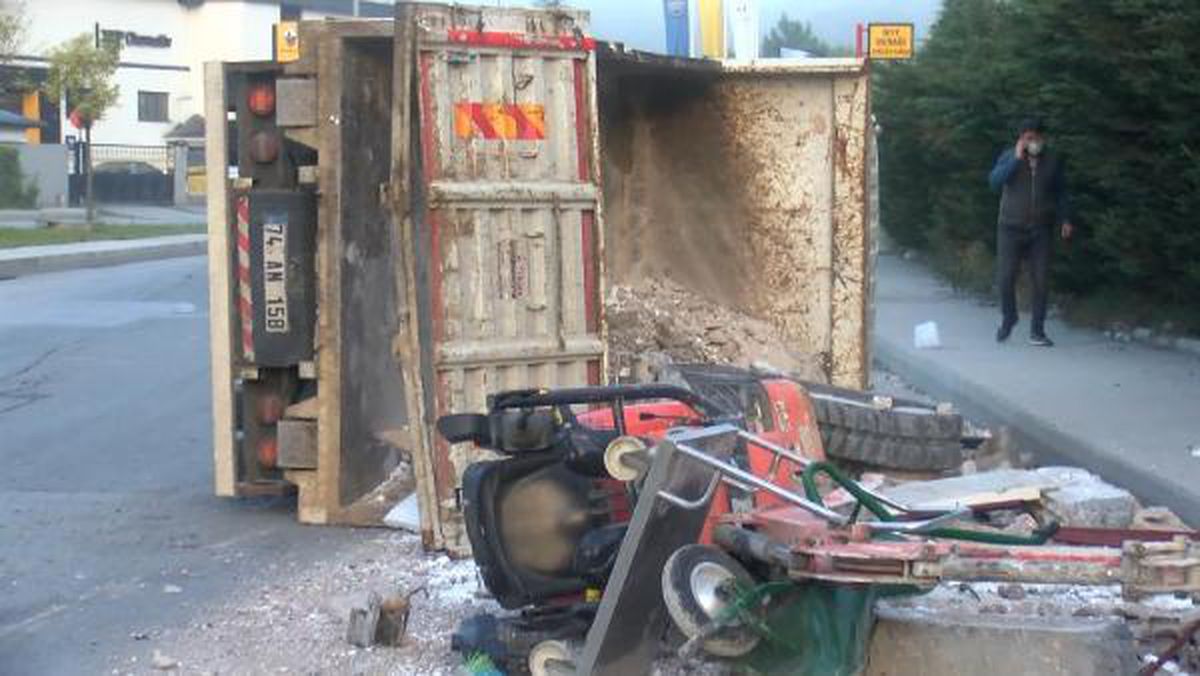 Sarıyer'de iş makinası ve moloz yüklü kamyon devrildi, 2 yaralı