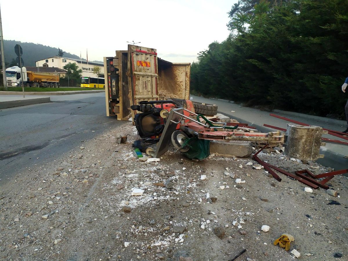 Sarıyer'de moloz yüklü kamyonet devrildi: 2 yaralı