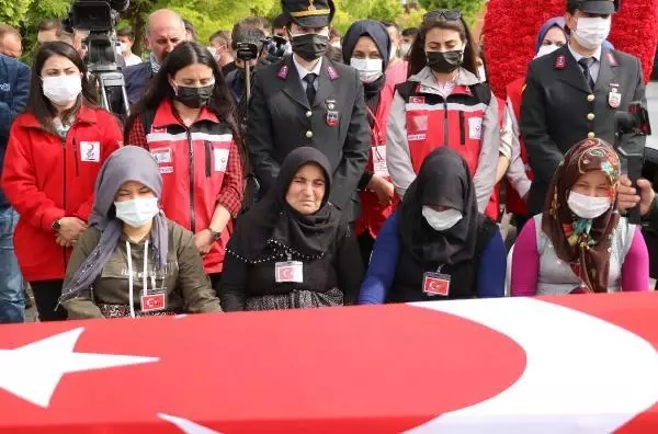 Şehit uzman çavuş, son yolculuğuna uğurlandı Şehit uzman çavuş, son yolculuğuna uğurlandı