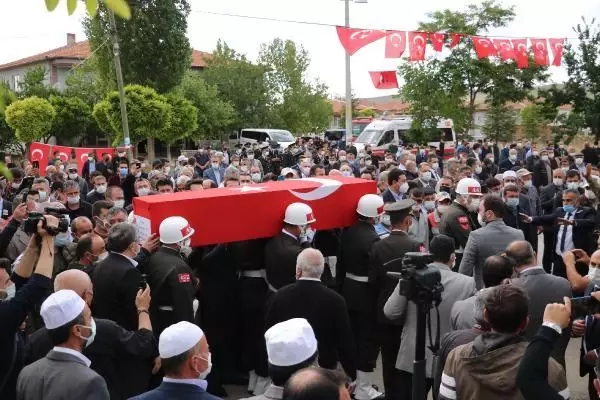 Şehit uzman çavuş, son yolculuğuna uğurlandı Şehit uzman çavuş, son yolculuğuna uğurlandı