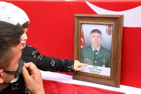 Şehit uzman çavuş, son yolculuğuna uğurlandı Şehit uzman çavuş, son yolculuğuna uğurlandı