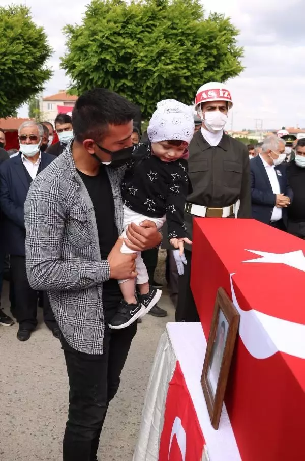Şehit uzman çavuş, son yolculuğuna uğurlandı Şehit uzman çavuş, son yolculuğuna uğurlandı