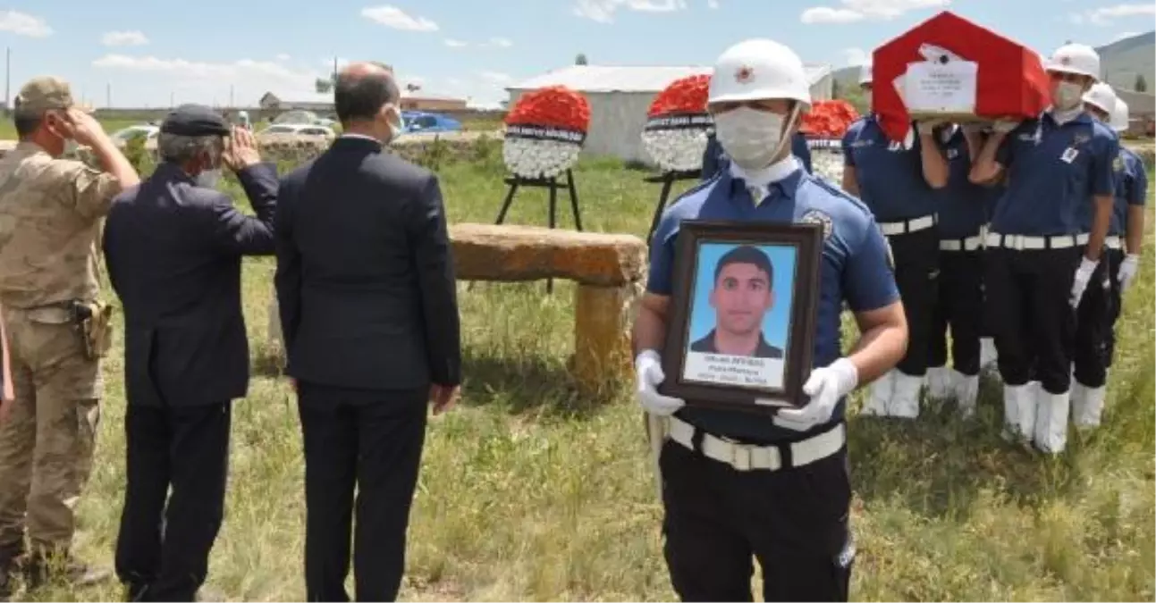 Silahının ateş almasıyla başından vurulan polis, Kars'ta toprağa verildi