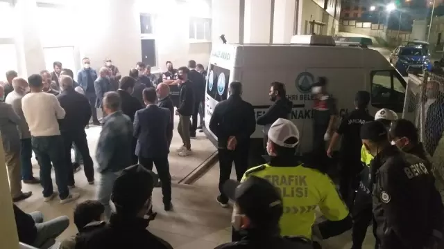 Hafif ticari araç ile otomobil çarpıştı: 9 ölü Hafif ticari araç ile otomobil çarpıştı: 9 ölü