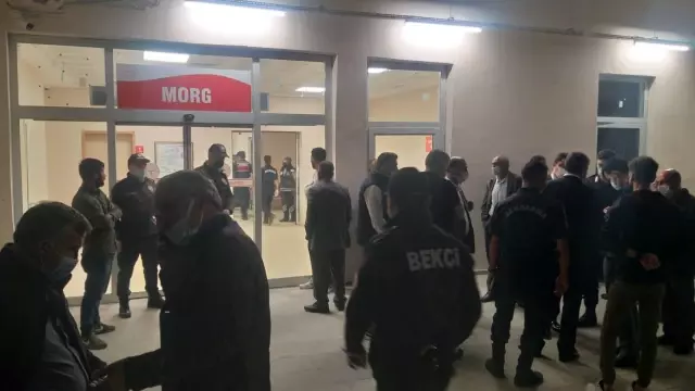 Hafif ticari araç ile otomobil çarpıştı: 9 ölü Hafif ticari araç ile otomobil çarpıştı: 9 ölü