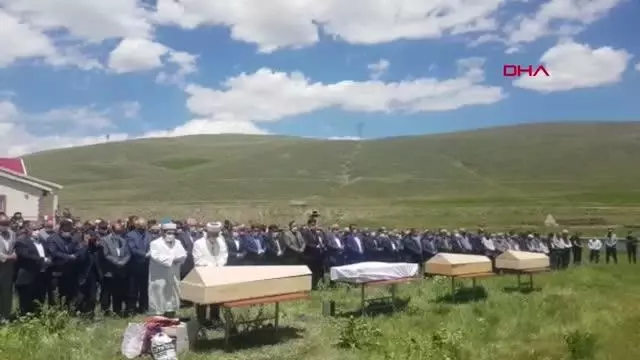 Son dakika haberleri! SİVAS'TAKİ KATLİAM GİBİ KAZADA YAŞAMINI YİTİRENLER TOPRAĞA VERİLDİ Son dakika haberleri! SİVAS'TAKİ KATLİAM GİBİ KAZADA YAŞAMINI YİTİRENLER TOPRAĞA VERİLDİ