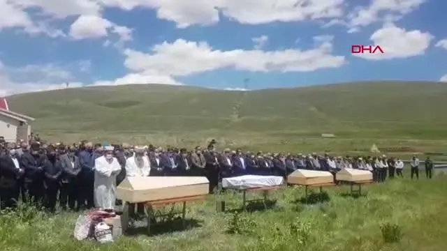 Son dakika haberleri! SİVAS'TAKİ KATLİAM GİBİ KAZADA YAŞAMINI YİTİRENLER TOPRAĞA VERİLDİ Son dakika haberleri! SİVAS'TAKİ KATLİAM GİBİ KAZADA YAŞAMINI YİTİRENLER TOPRAĞA VERİLDİ