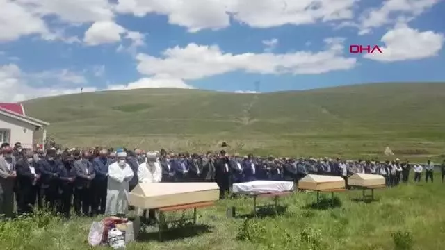 Son dakika haberleri! SİVAS'TAKİ KATLİAM GİBİ KAZADA YAŞAMINI YİTİRENLER TOPRAĞA VERİLDİ Son dakika haberleri! SİVAS'TAKİ KATLİAM GİBİ KAZADA YAŞAMINI YİTİRENLER TOPRAĞA VERİLDİ
