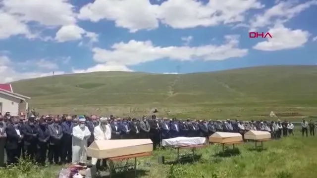 Son dakika haberleri! SİVAS'TAKİ KATLİAM GİBİ KAZADA YAŞAMINI YİTİRENLER TOPRAĞA VERİLDİ Son dakika haberleri! SİVAS'TAKİ KATLİAM GİBİ KAZADA YAŞAMINI YİTİRENLER TOPRAĞA VERİLDİ