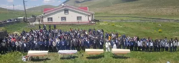 Son dakika haberleri... Sivas'taki kazada ölenlerden 4'ü, Ağrı'da toprağa verildi Son dakika haberleri... Sivas'taki kazada ölenlerden 4'ü, Ağrı'da toprağa verildi