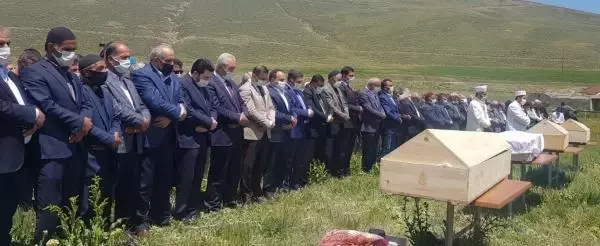 Son dakika haberleri... Sivas'taki kazada ölenlerden 4'ü, Ağrı'da toprağa verildi Son dakika haberleri... Sivas'taki kazada ölenlerden 4'ü, Ağrı'da toprağa verildi