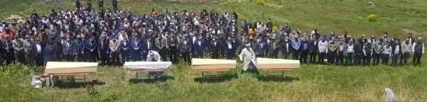 Son dakika haberleri... Sivas'taki kazada ölenlerden 4'ü, Ağrı'da toprağa verildi Son dakika haberleri... Sivas'taki kazada ölenlerden 4'ü, Ağrı'da toprağa verildi