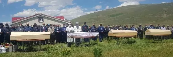 Son dakika haberleri... Sivas'taki kazada ölenlerden 4'ü, Ağrı'da toprağa verildi Son dakika haberleri... Sivas'taki kazada ölenlerden 4'ü, Ağrı'da toprağa verildi
