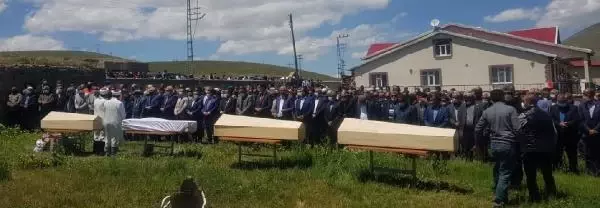Son dakika haberleri... Sivas'taki kazada ölenlerden 4'ü, Ağrı'da toprağa verildi Son dakika haberleri... Sivas'taki kazada ölenlerden 4'ü, Ağrı'da toprağa verildi