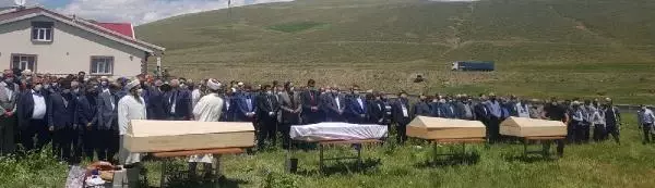 Son dakika haberleri... Sivas'taki kazada ölenlerden 4'ü, Ağrı'da toprağa verildi Son dakika haberleri... Sivas'taki kazada ölenlerden 4'ü, Ağrı'da toprağa verildi