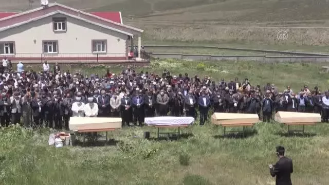 Sivas'taki trafik kazasında hayatını kaybeden 4 kişi Ağrı'da toprağa verildi