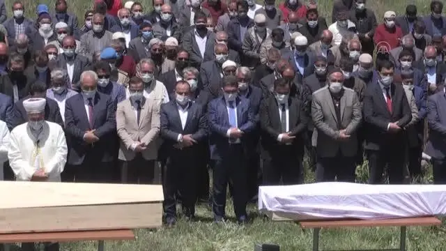 Sivas'taki trafik kazasında hayatını kaybeden 4 kişi Ağrı'da toprağa verildi