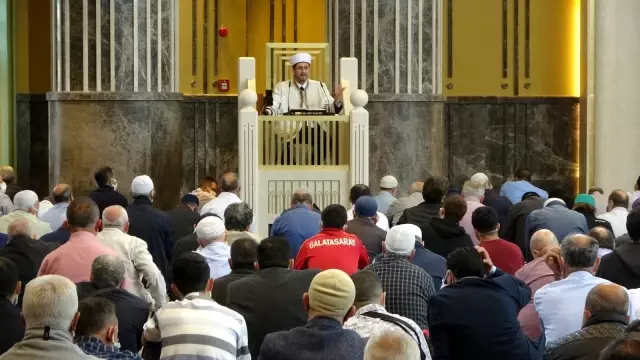 Taksim Camii cuma namazında doldu taştı