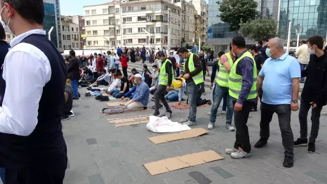 Taksim Camii cuma namazında doldu taştı