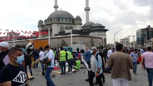 Taksim Camii cuma namazında doldu taştı