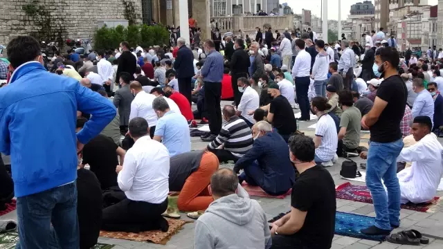 Taksim Camii cuma namazında doldu taştı