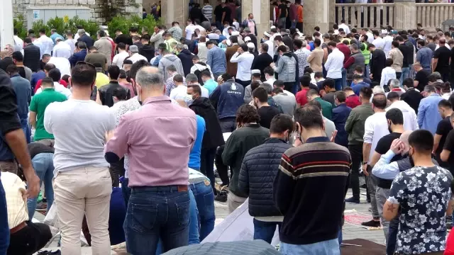 Taksim Camii cuma namazında doldu taştı