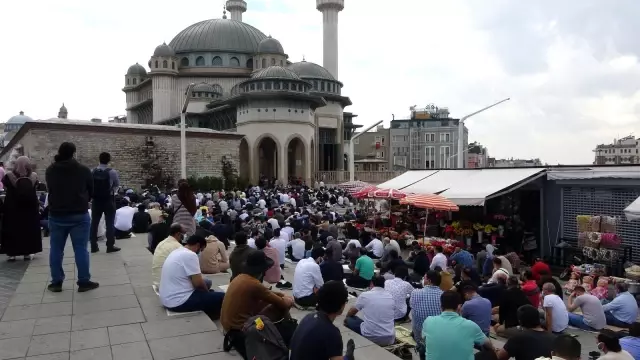 Taksim Camii cuma namazında doldu taştı