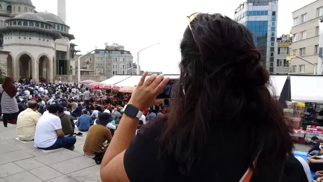 Taksim Camii cuma namazında doldu taştı