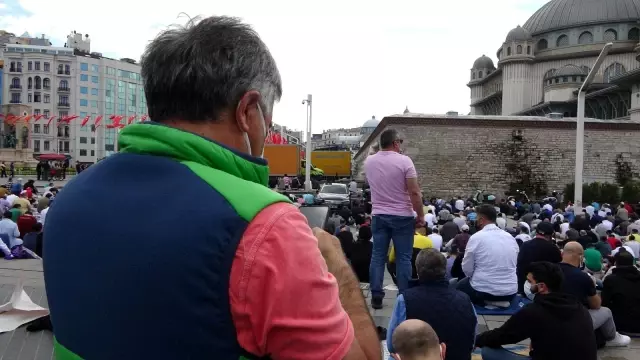 Taksim Camii cuma namazında doldu taştı