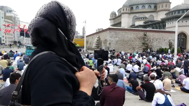 Taksim Camii cuma namazında doldu taştı