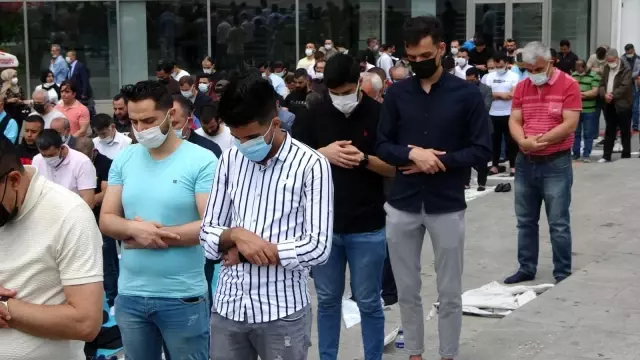 Taksim Camii cuma namazında doldu taştı