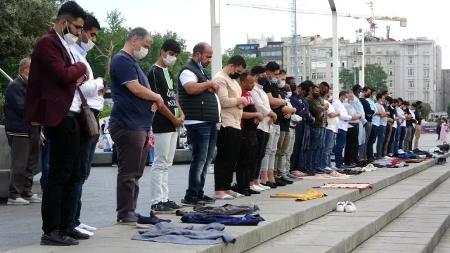 Taksim Camii cuma namazında doldu taştı