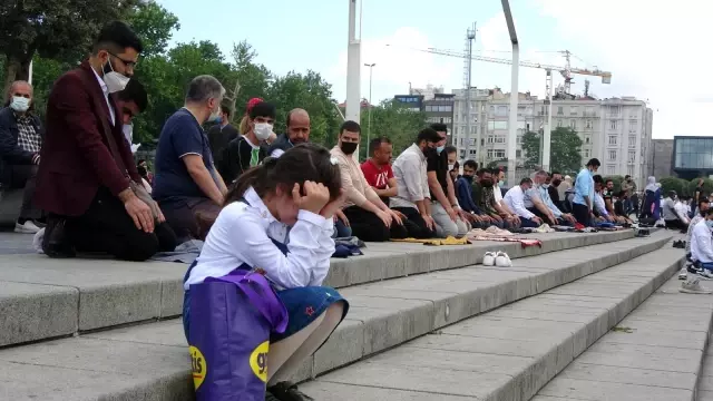 Taksim Camii cuma namazında doldu taştı