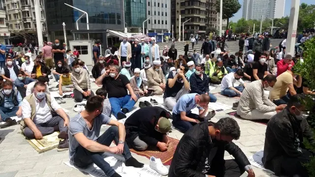 Taksim Camii cuma namazında doldu taştı