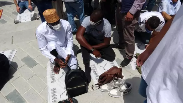 Taksim Camii cuma namazında doldu taştı