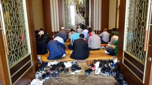 Taksim Camii cuma namazında doldu taştı