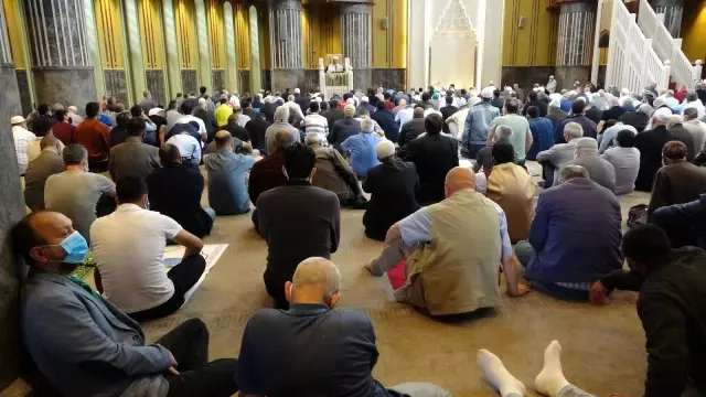 Taksim Camii cuma namazında doldu taştı