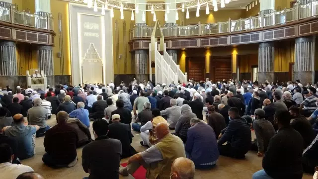 Taksim Camii cuma namazında doldu taştı